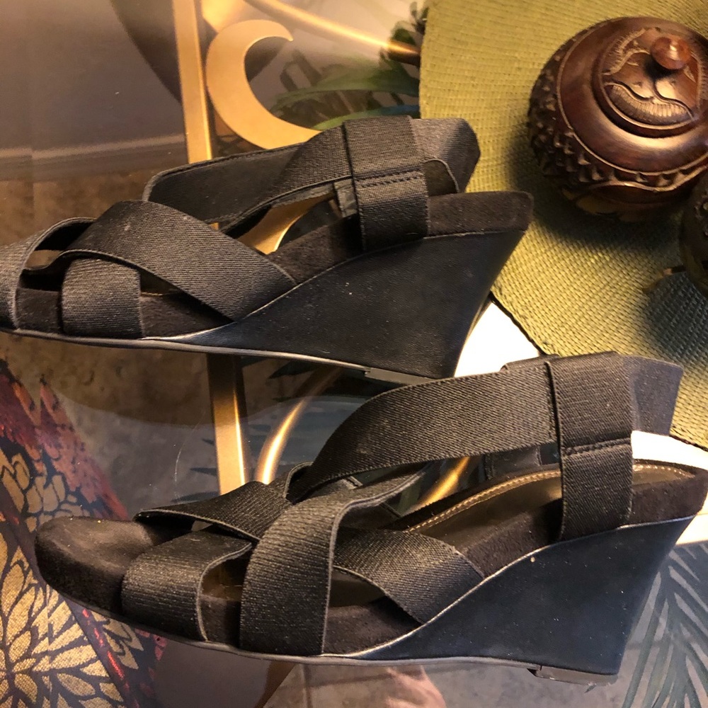 Black wedges